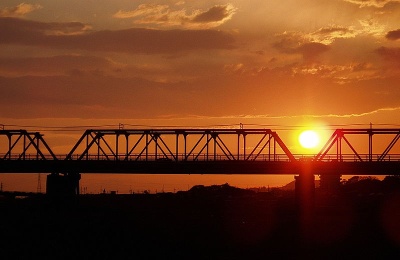 Matahari terbenam di Jembatan Watarase (Watarasebashi)