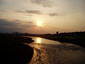 Matahari terbenam dilihat dari Jembatan Watarase Matahari terbenam dilihat dari Jembatan Watarase