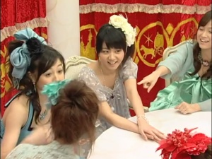 Morning Musume di meja bundar